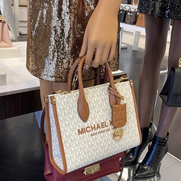 MICHAEL KORS
Mirella Small Logo Crossbody Bag
Vanilla
NWT - Picture 16 of 16